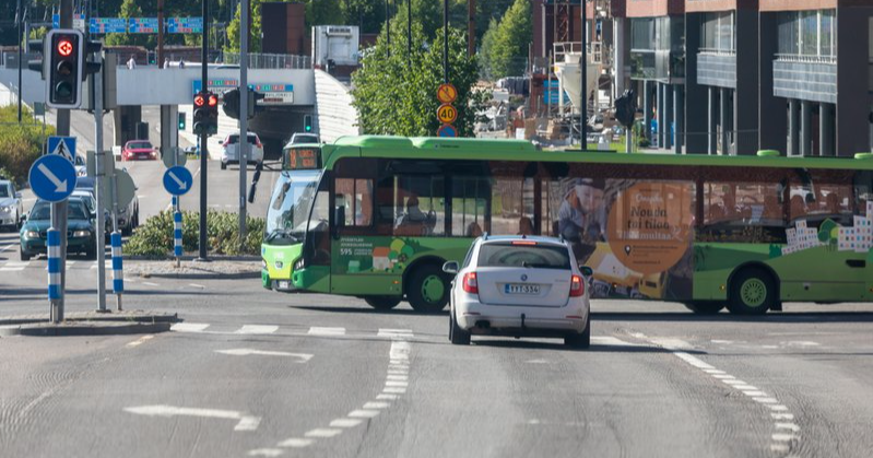 Buss och bil vid korsningen i Jyväskylä. (Foto: Juha Tuomi / Rodeo)