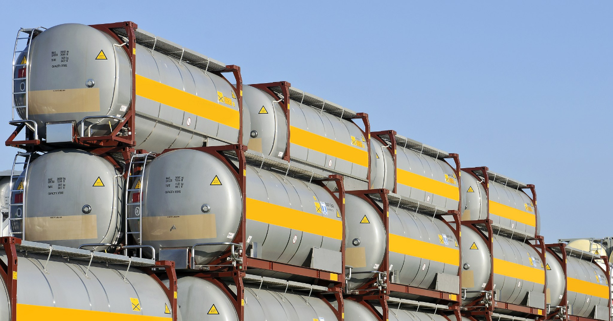 Kemiska behållare väntar på att transporteras (Foto: Shutterstock)