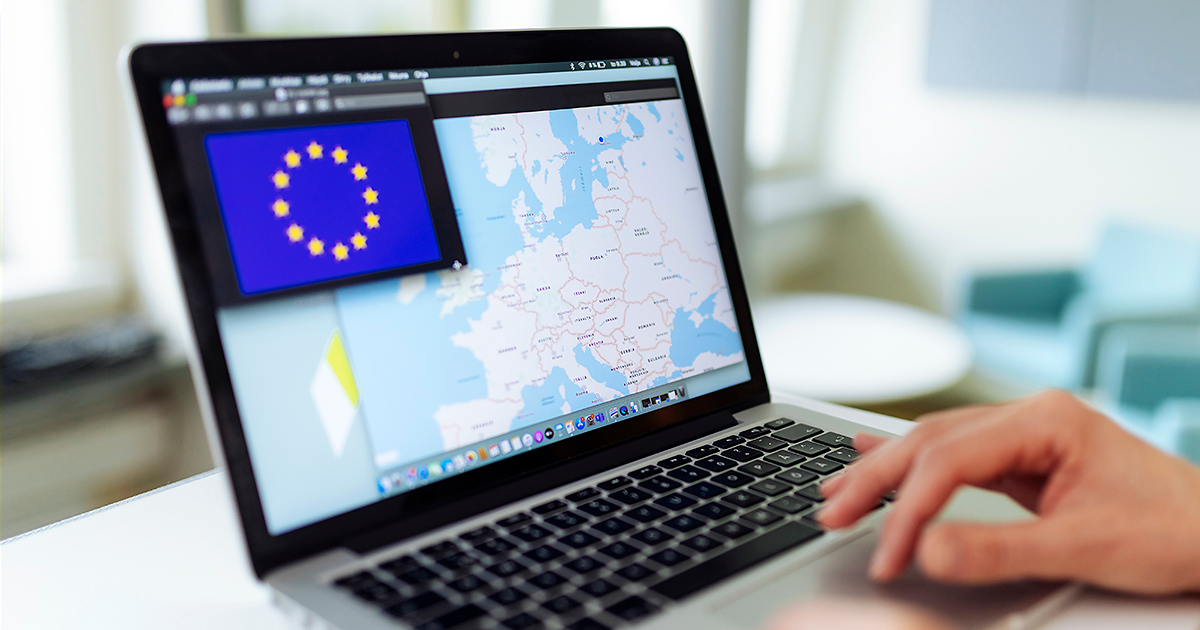 Karta över Europa och EU-flaggan på datorskärmen (Foto: Mika Pakarinen/Keksi Agency)