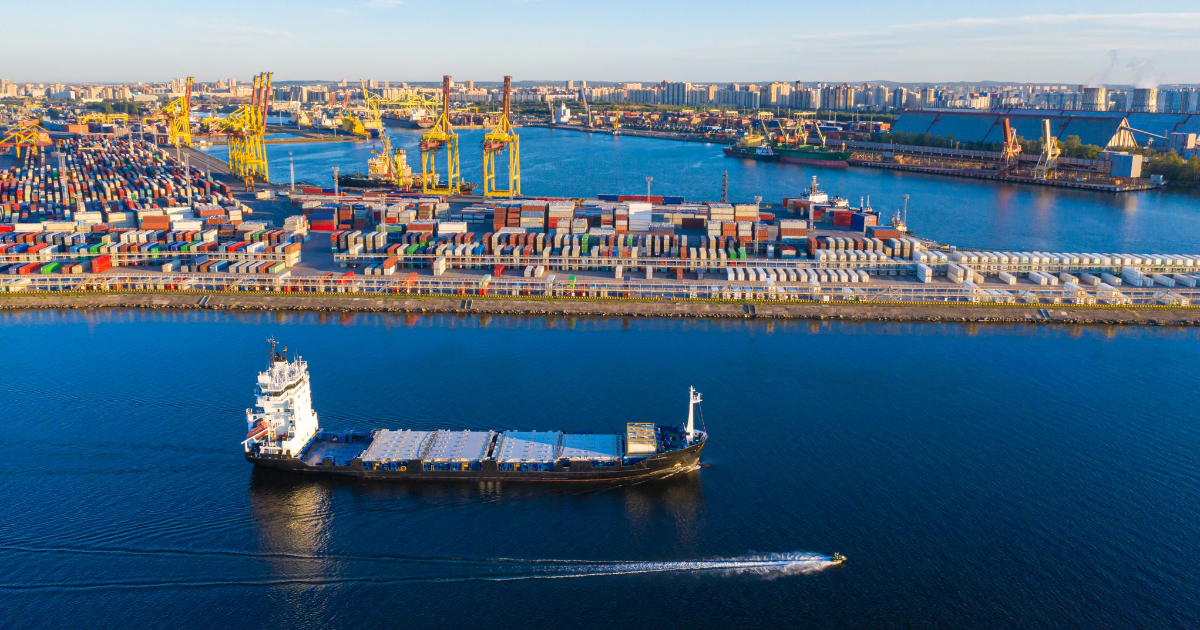 Lastfartyg i hamn (Foto: Shutterstock)