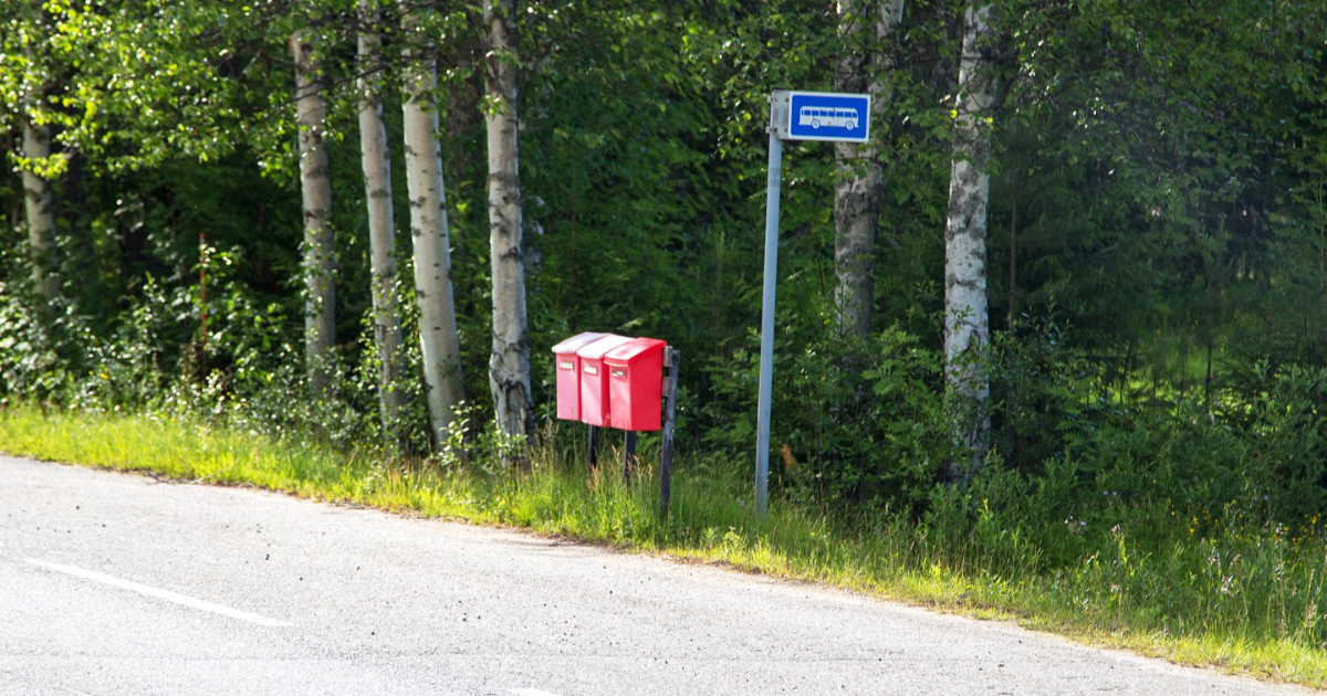 Punaiset postilaatikot bussipysäkillä (Kuva: Janus Orlov / Shutterstock)