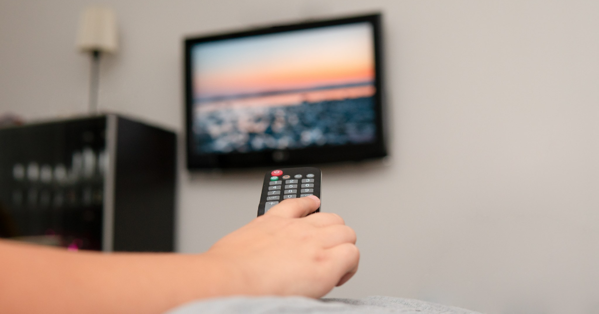 A remote control and a TV screen (Photo: Shutterstock)