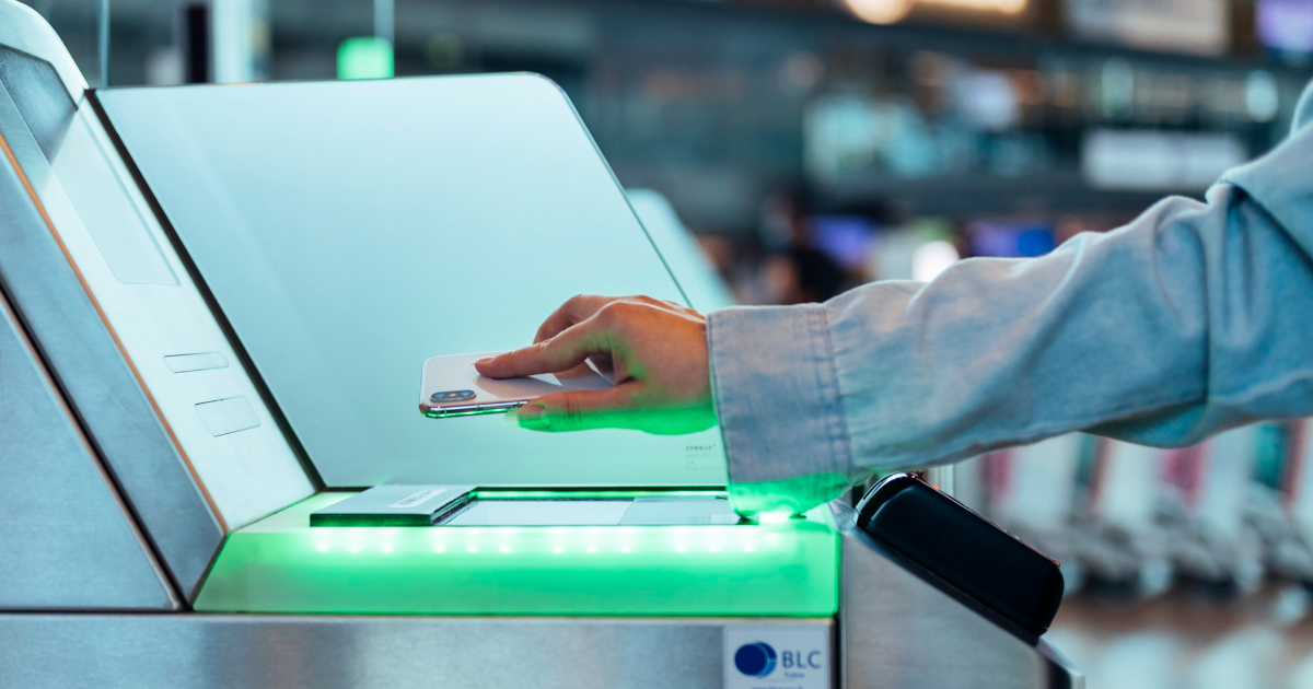 Scanning travel ticket on a smartphone at the airport (Photo: Mika Pakarinen, Keksi Agency/LVM)