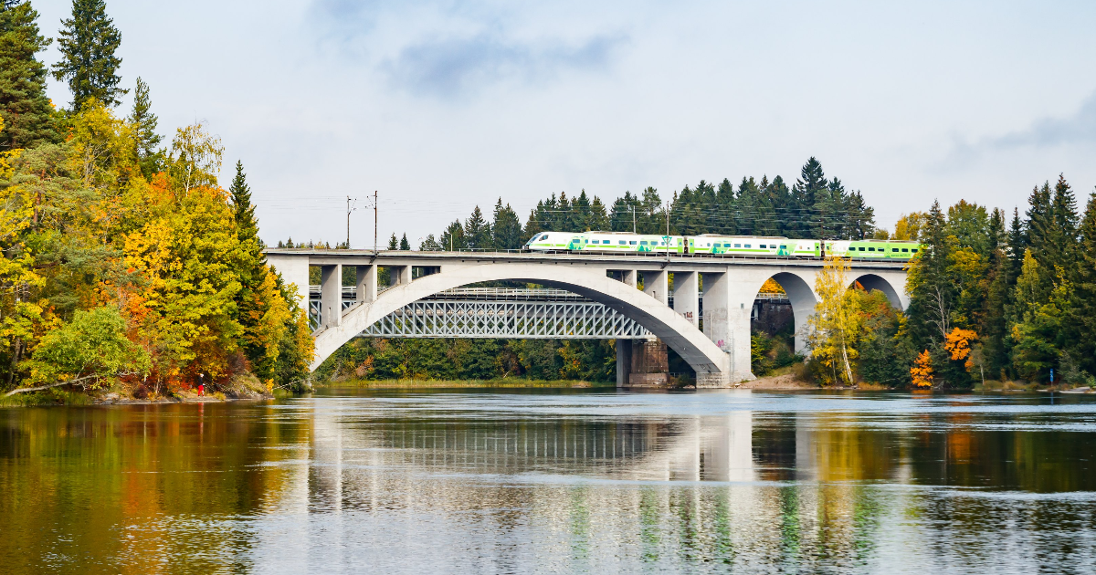Juna sillalla (Kuva: Elena Noeva / Shutterstock)