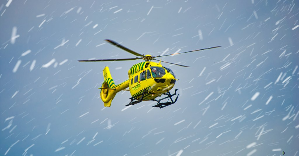 Pelastushelikopteri lentää myrskyssä. (Kuva: Eeli Purola / Shutterstock)