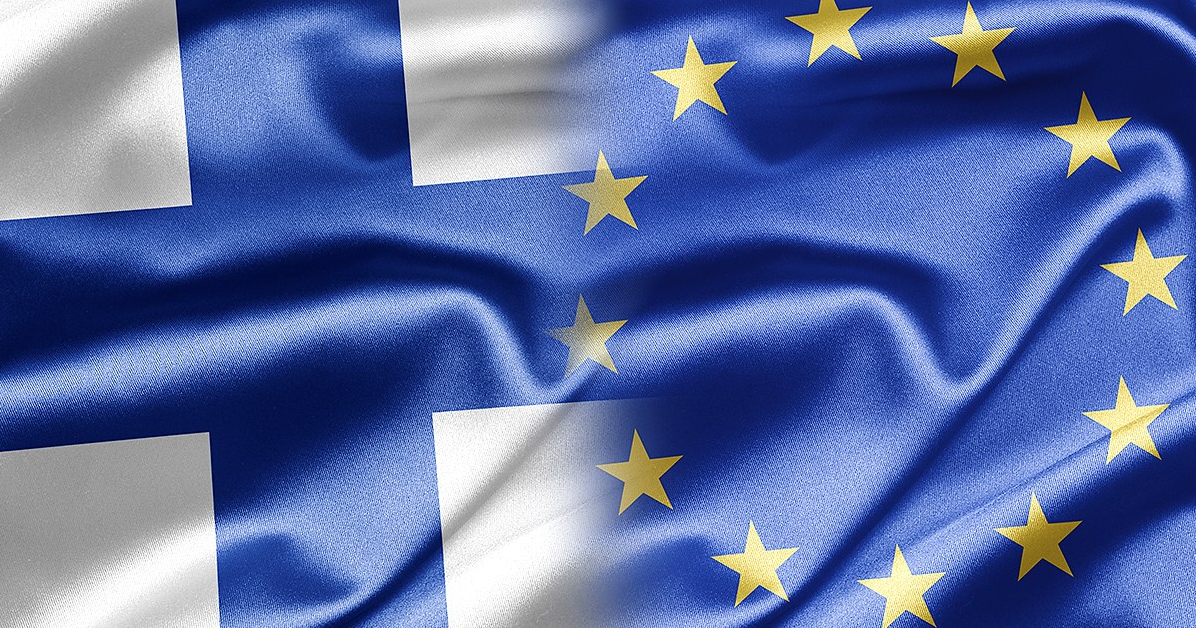 Finlands flagga och EU:s flagga (Bild: Shutterstock)