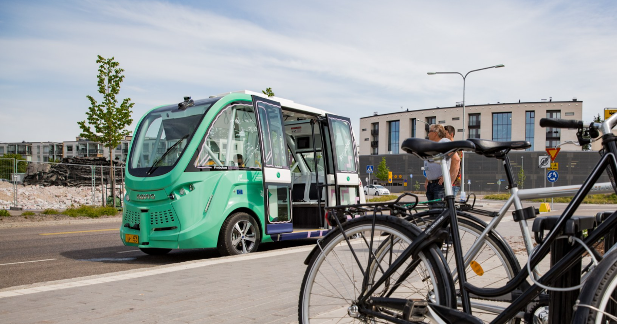 Robotbuss och cyklar i Helsingfors (Bild: Aleksandra Suzi, Shutterstock)
