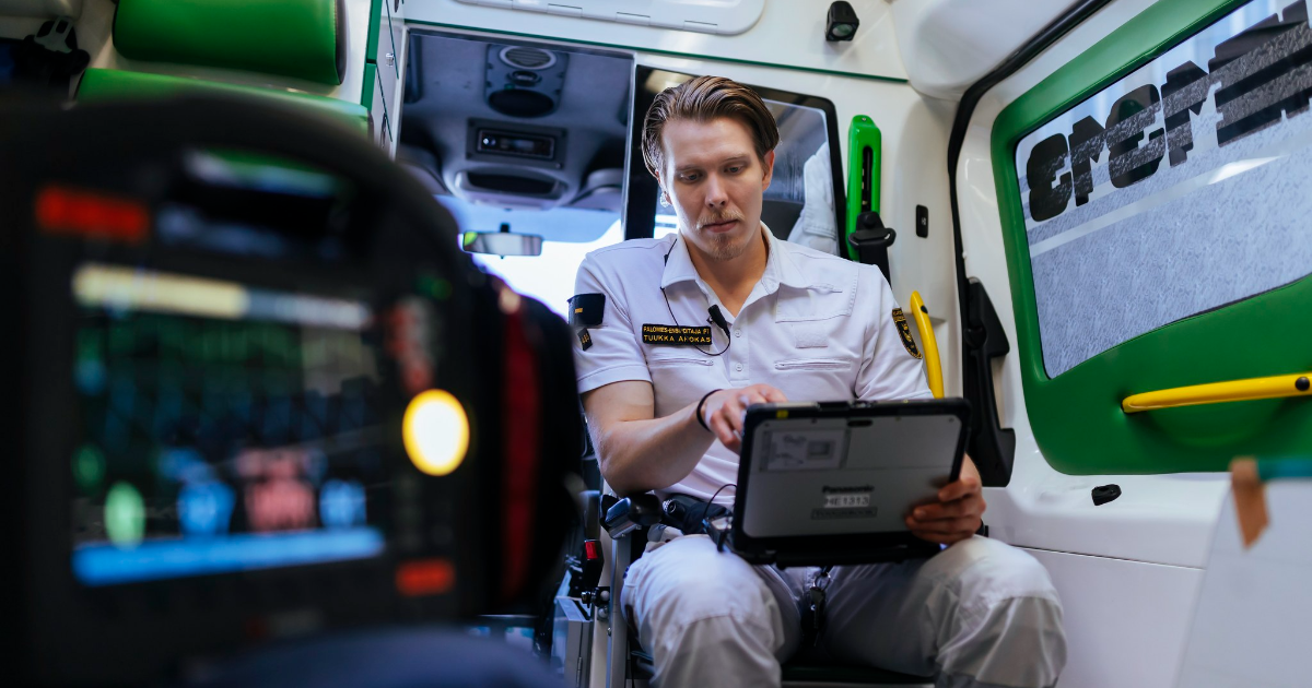 The paramedic looks at the display terminal in the ambulance. (Photo: Mika Pakarinen, Keksi / LVM)