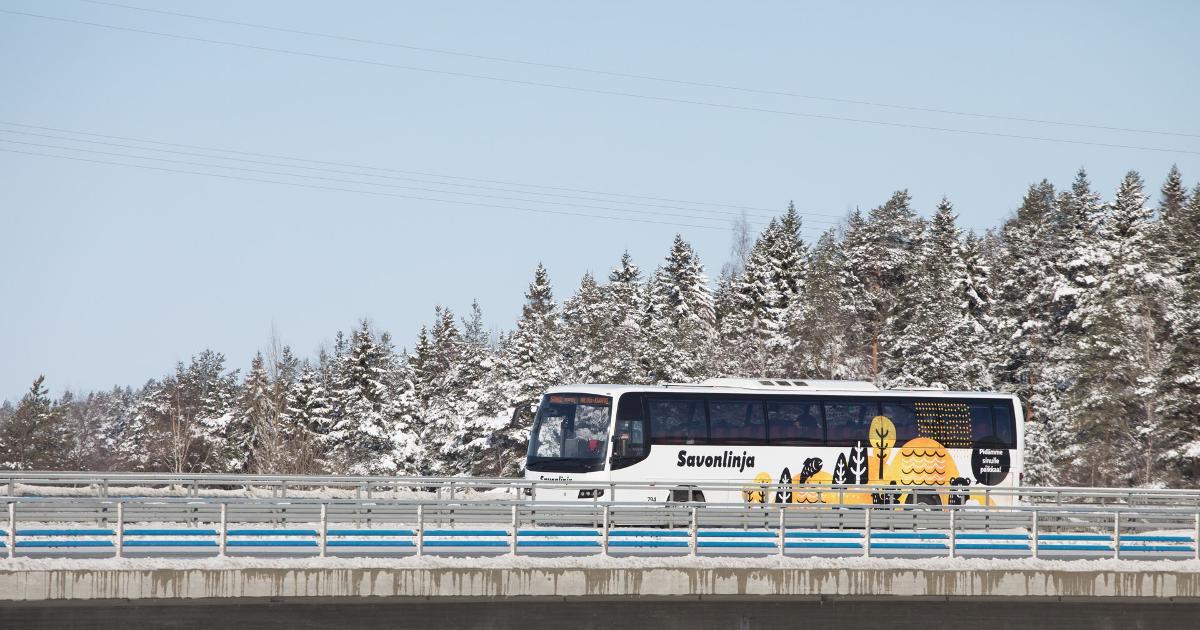 Linja-auto sillalla talvella (Kuva Juha Tuomi / Rodeo)