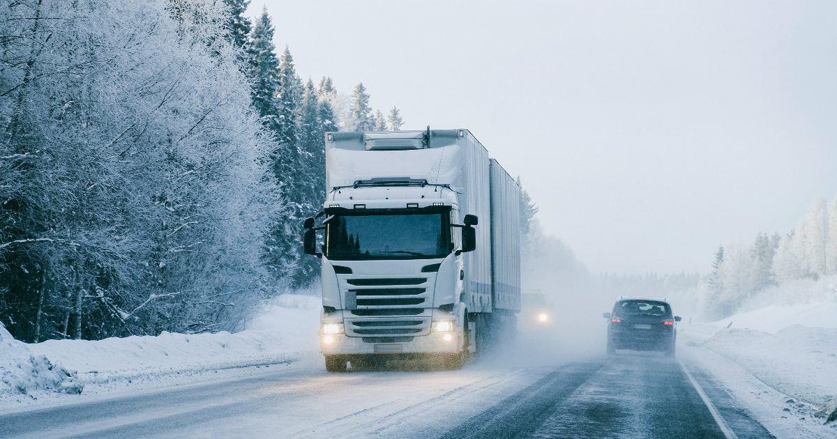 Rekka talvisella tiellä (Kuva: Shutterstock)