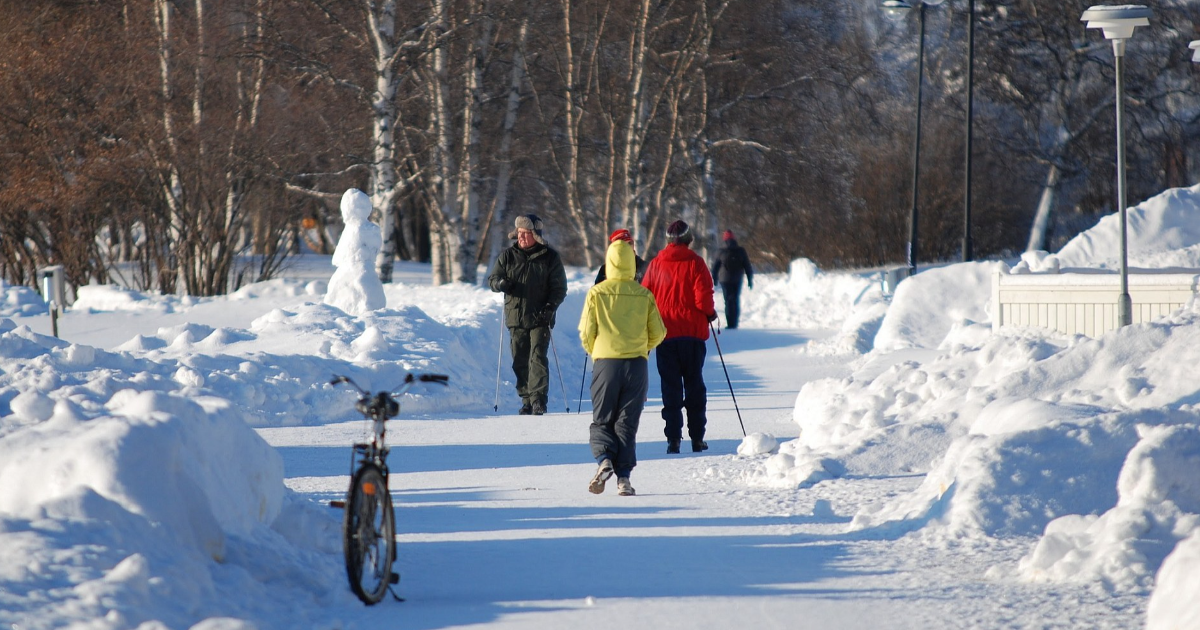 Ihmisiä kävelemässä talvella Oulussa. (Kuva: MBNEWS / Shutterstock)