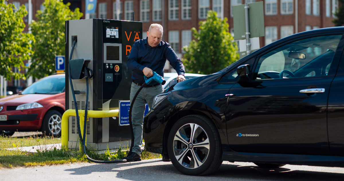 Charging of an electric car in Jyväskylä (Picture: Mika Pakarinen, Keksi / LVM)