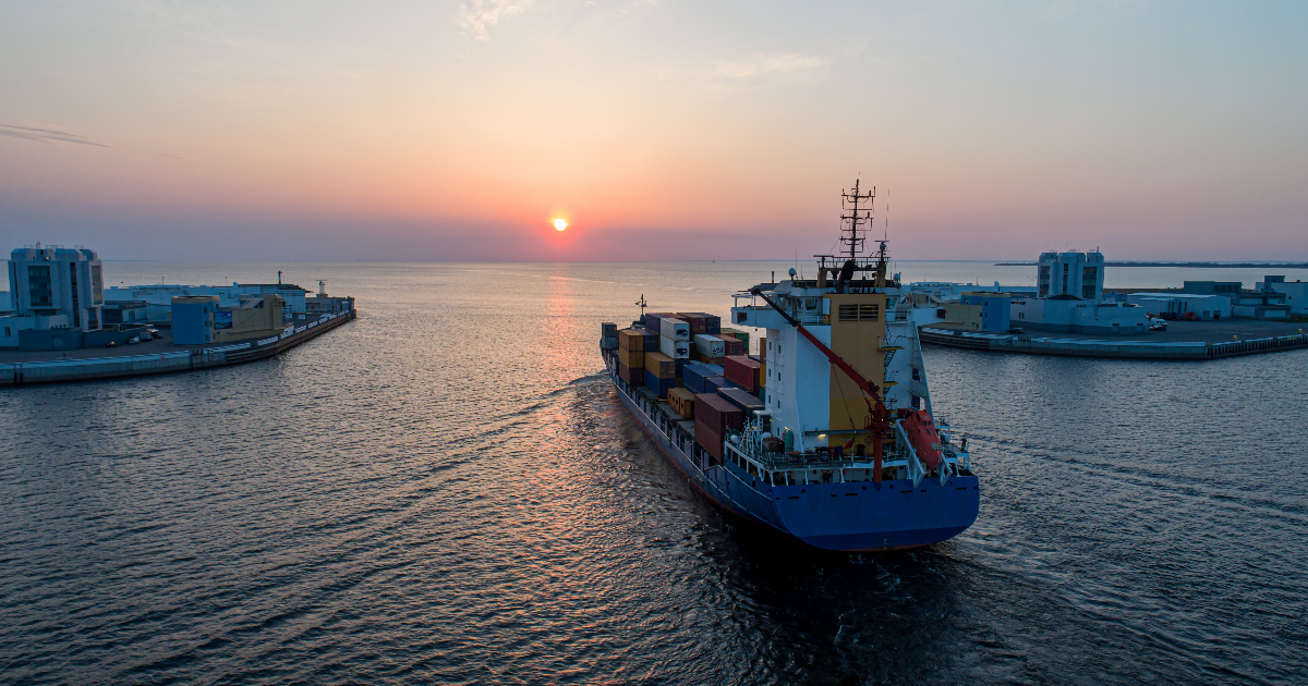 Lastfartyget lämnar hamnen (Bild: Shutterstock)