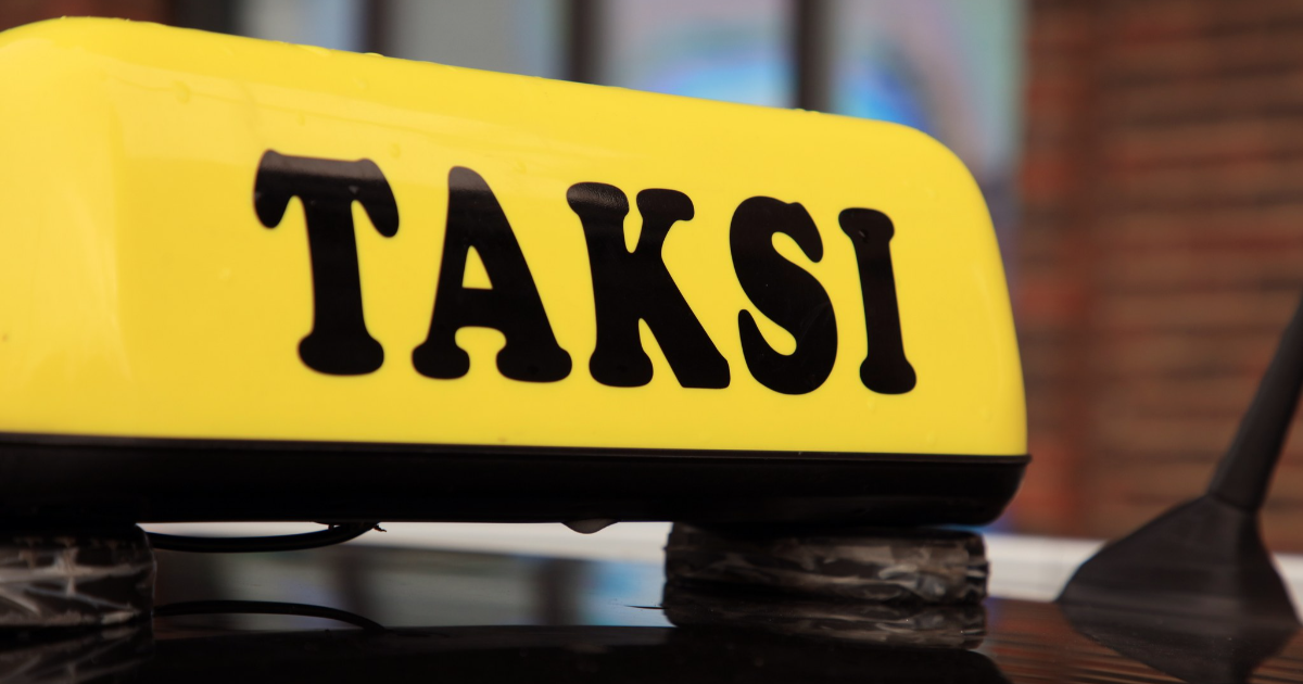 Taksikupu auton katolla. (Kuva: Shutterstock)