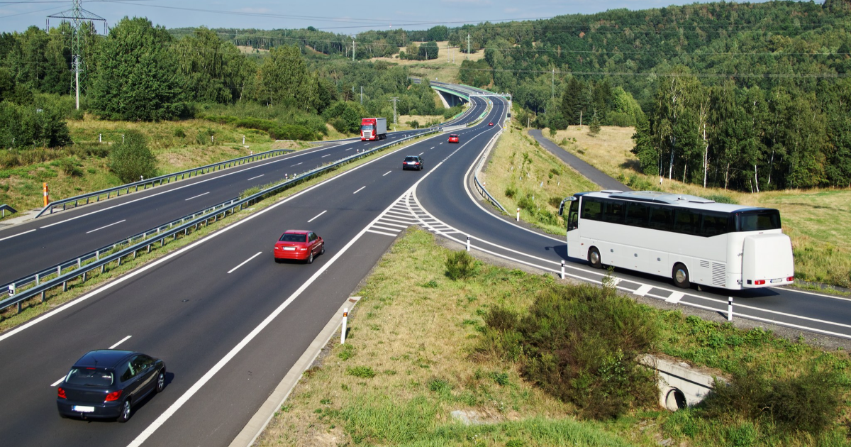 Bilar och en buss på väg (Bild: Shutterstock)