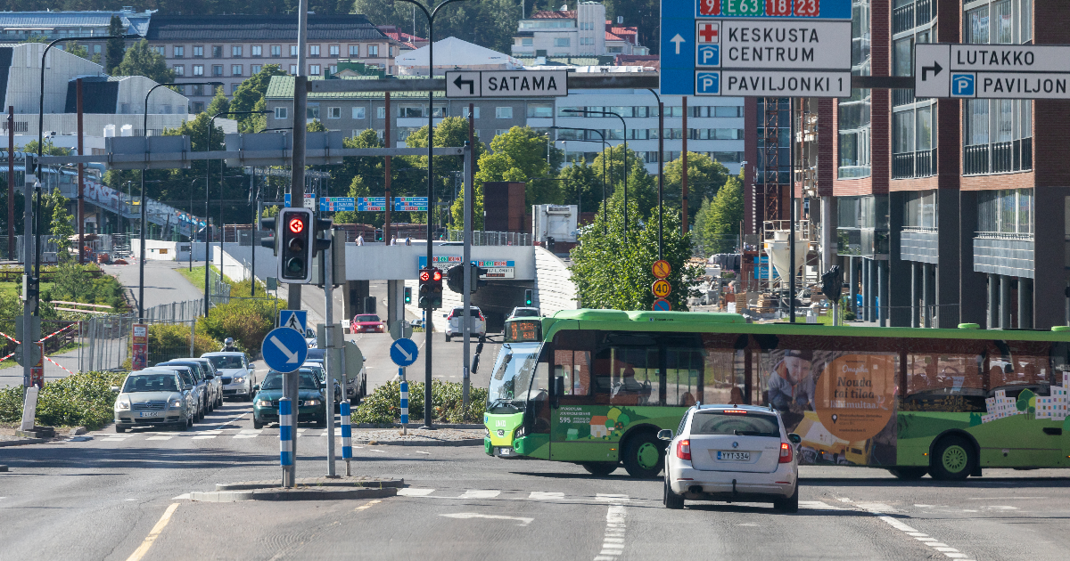 Autoja ja bussi risteyksessä Jyväskylässä. (Kuva: Juha Tuomi / Rodeo)