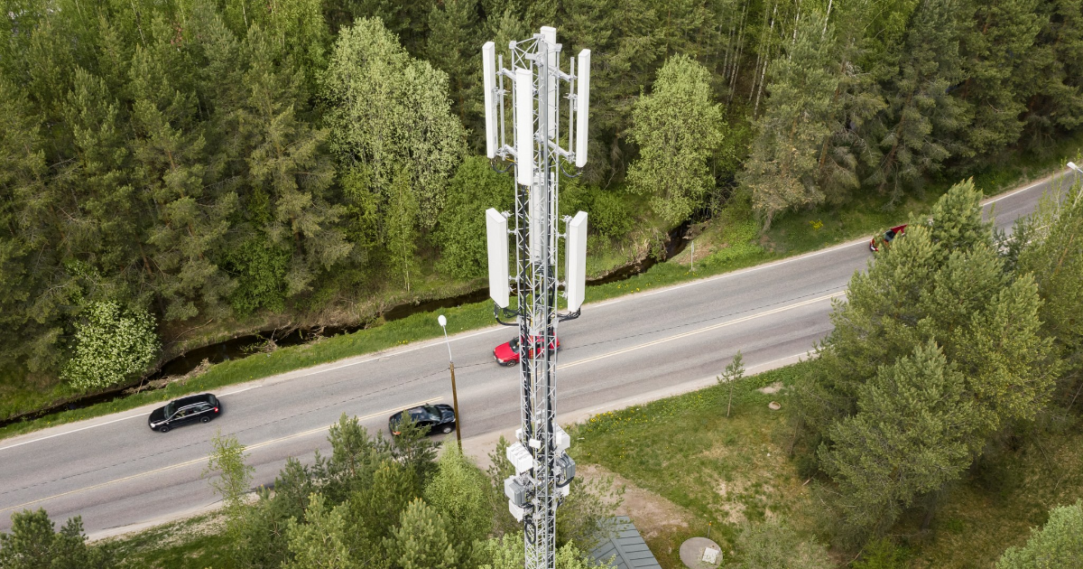 5G mast and road in Lahti. (Photo: Tuomas Uusheimo, Keksi/Ministry of Transport and Communications)