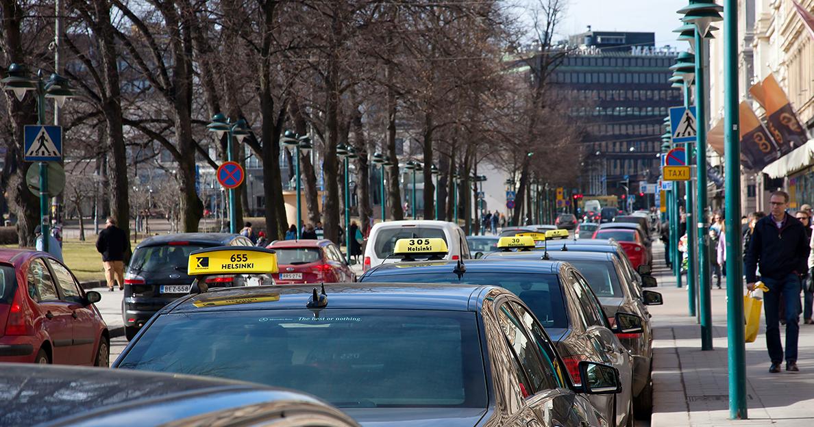 Taxibilar på gatan i Helsingfors (Bild: Aleksei Andreev, Shutterstock)