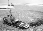 Hinaaja Ulla rikkoo sataman jäätä, jotta saapuvat laivat on helpompi ohjata laituriin. Tornio, maaliskuu 2008. Kuva: Jacopo Brancati. Suomen merimuseo.