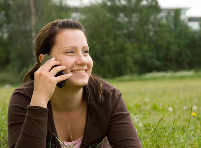 Nainen puhumassa matkapuhelimeen (Kuva: Rodeo)