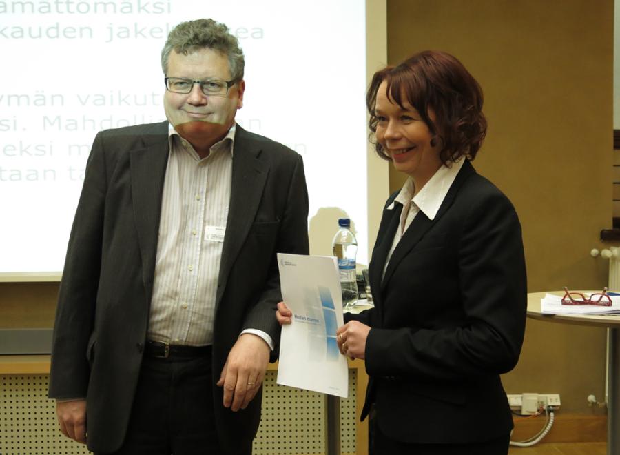 Selvitysmies Tuomas Harpf luovutti mediaa koskevan selvityksensä asunto- ja viestintäministeri Pia Viitaselle 5.3.2014. (Kuva: LVM)
