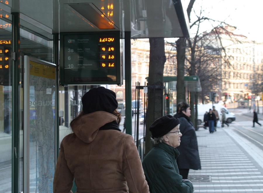 Ihmisiä odottamassa raitiovaunua (Kuva: LVM)