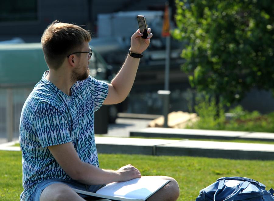 Mies käyttää mobiililaajakaistaa älypuhelimellaan (Kuva: LVM)