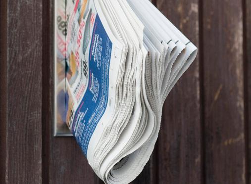 Sanomalehti postiluukussa (Kuva: Rodeo)