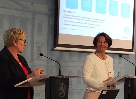 Ministerit Anu Vehviläinen ja Anne Berner tiedotustilaisuudessa 1.9.2015. (Kuva: LVM)