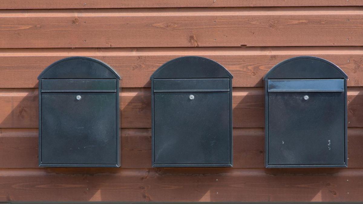 Kolme harmaata postilaatikkoa (Kuva: LVM/Rodeo)