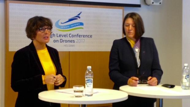 Minister Anne Berner och transportkommissionär Violeta Bulc i drone konferens 21.11.2017 (Bild: KM)