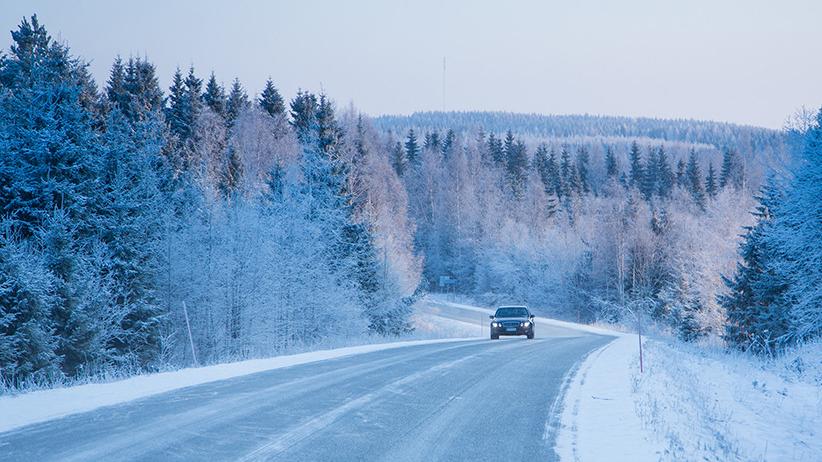 Auto lumisella tiellä (Kuva: Rodeo / Juha Tuomi)