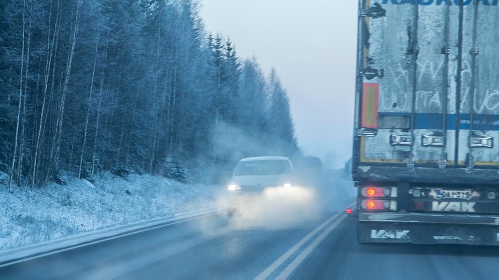 Henkilöauto ja kuorma-auto talvisella tiellä. (kuva: LVM/Rodeo Juha Tuomi)