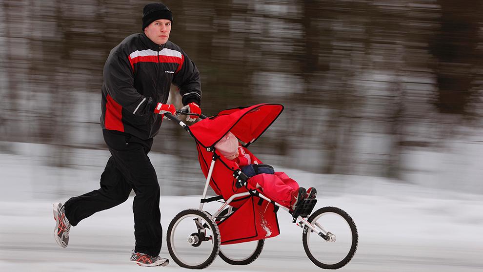 Jalankulkija ja lapsi rattaissa. (kuva: LVM/Aaltonen)