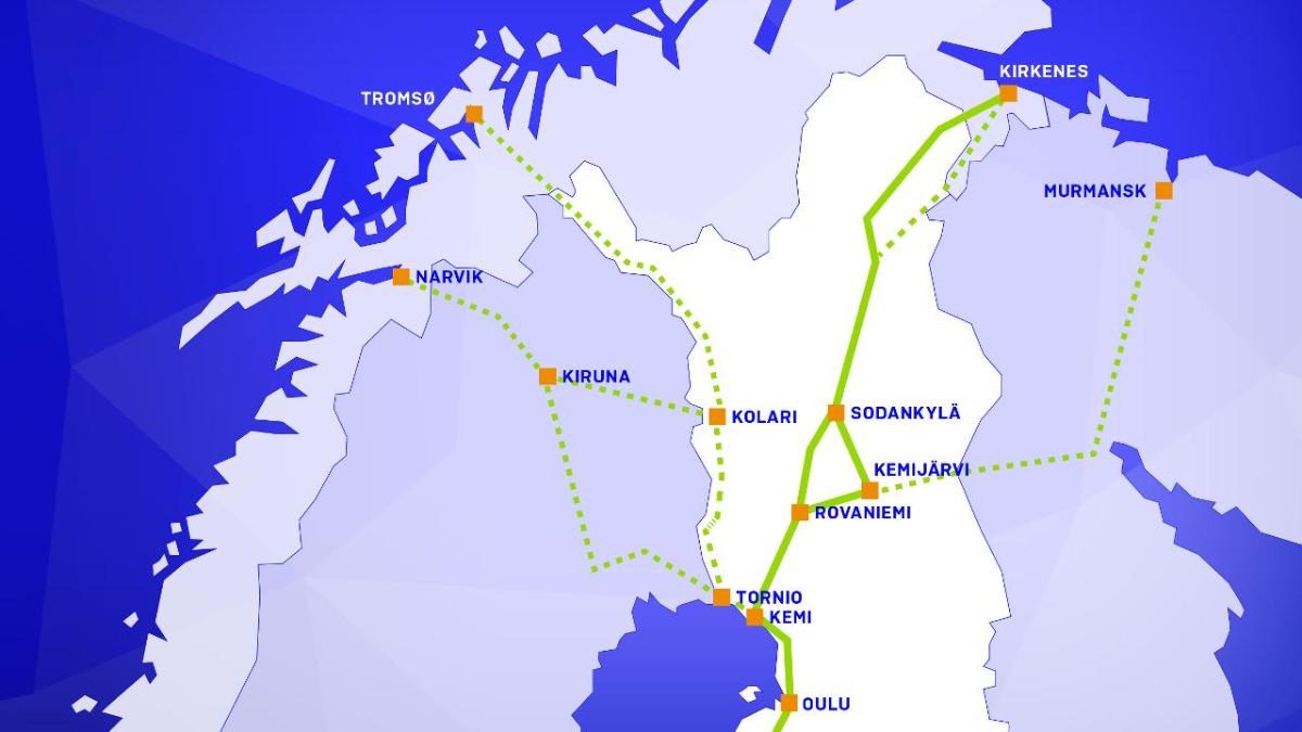 Kartta aiemmin selvitetyistä Jäämeren radan linjausvaihtoehdoista ja jatkoselvitykseen valittu Kirkkoniemen linjaus (Kuva: LVM)