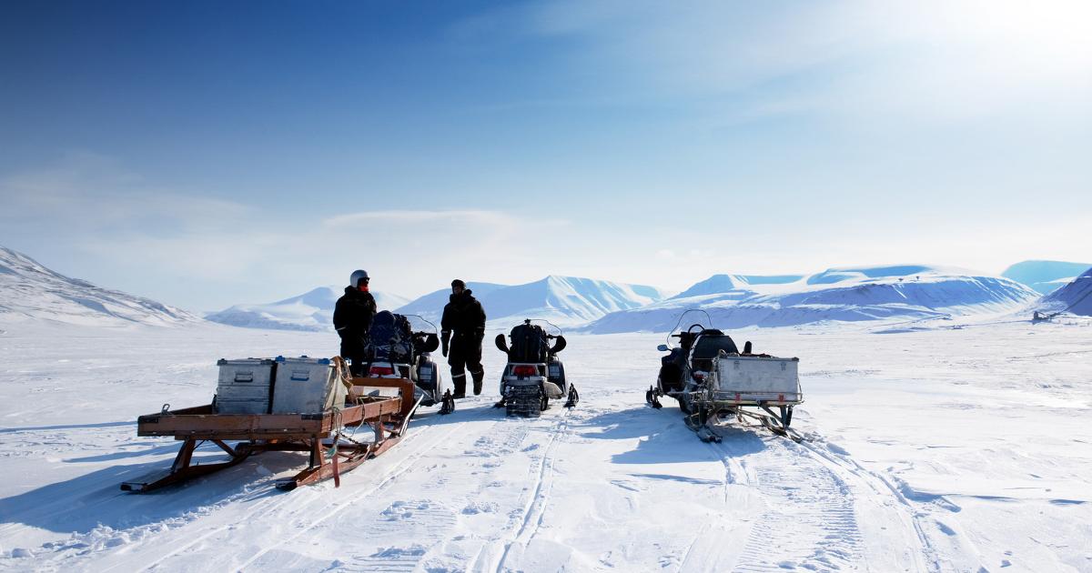 Moottorikelkat jäätiköllä (Kuva: Shutterstock)